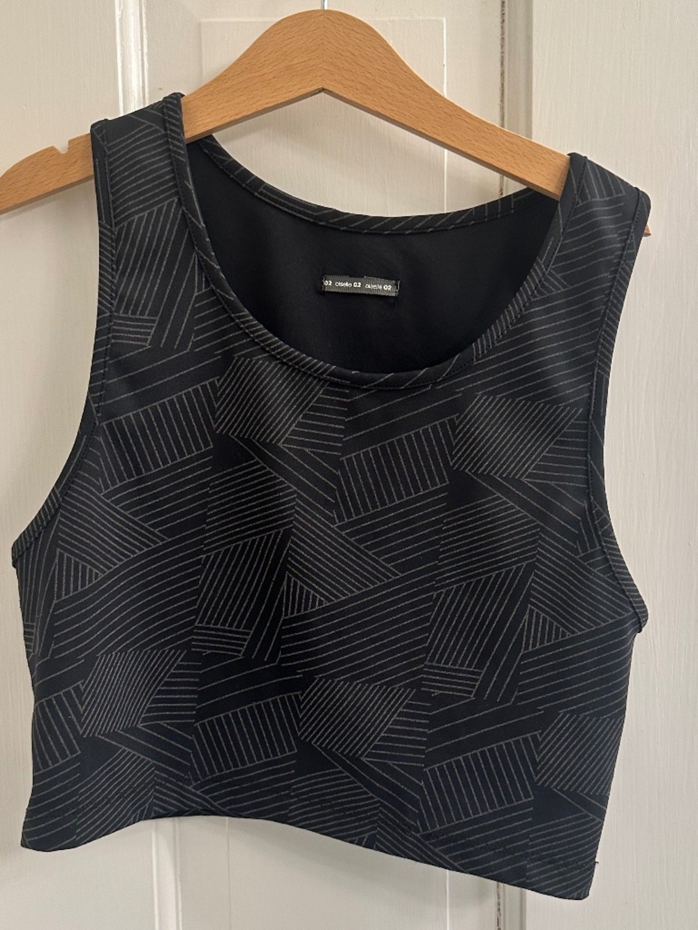 Oiselle Firecracker Crop Top, Size 2, Black Geometric Print